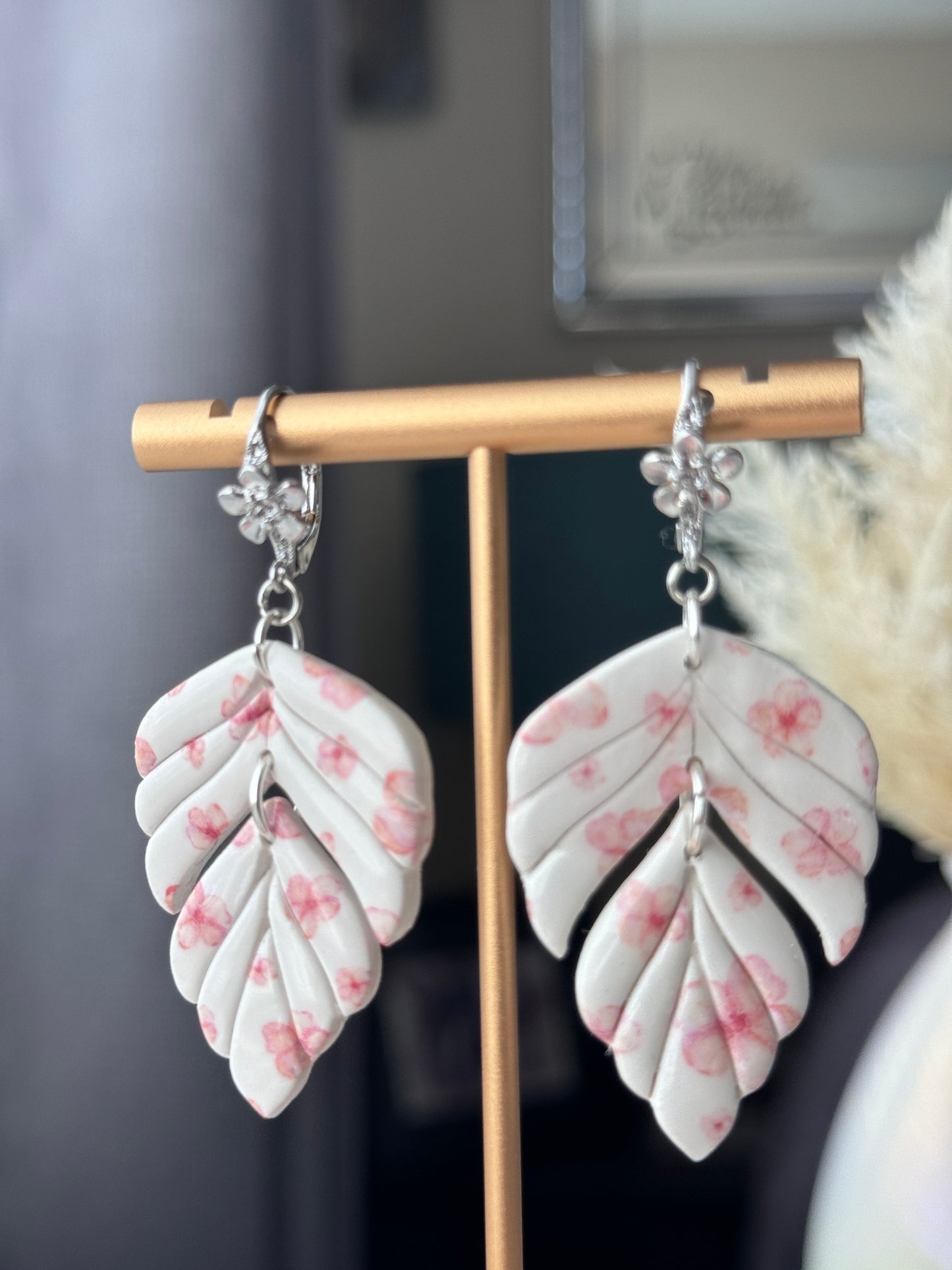 Foliage white and pink floral design