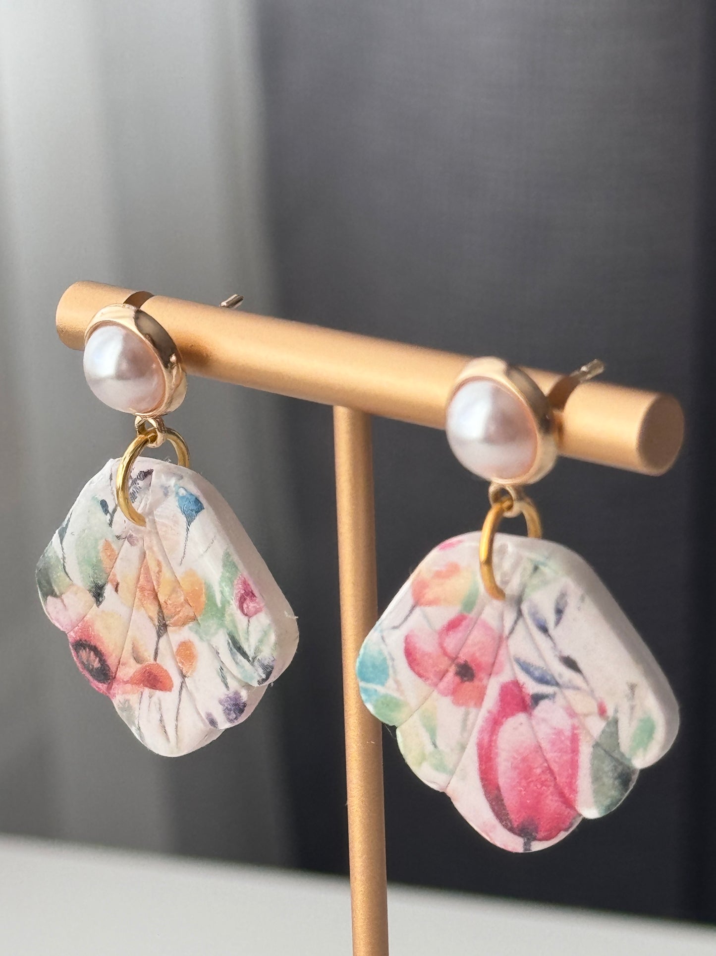 Tulip and poppies fan shaped strings with pearl 18k gold plated stud back